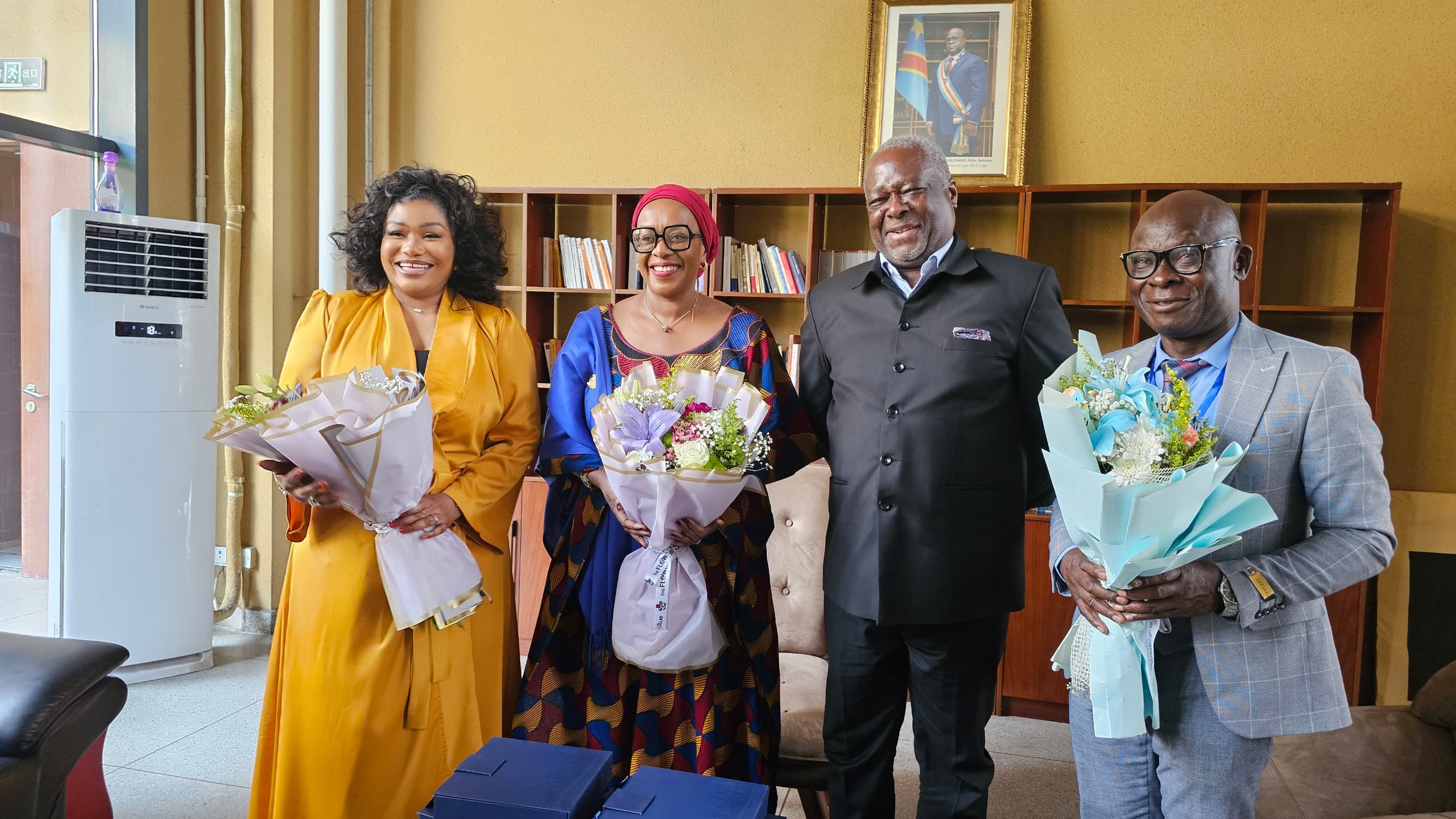 Madame le Directeur Général du Fonds de Promotion Culturelle aux côtés de Son Excellence Madame la Ministre de la Culture, Arts et Patrimoine lors d’une visite au Grand Tambour